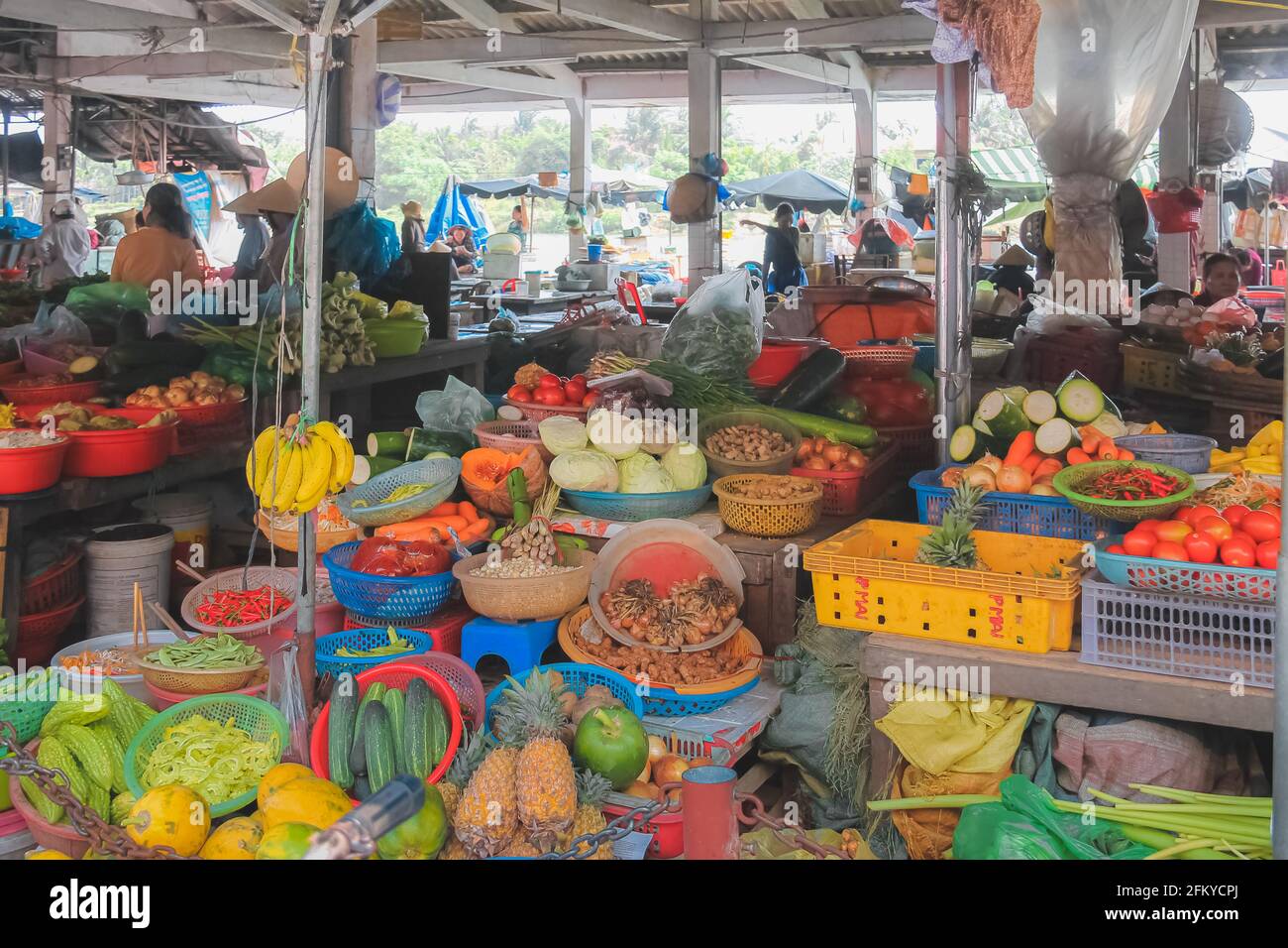 Hoi an, Vietnam - März 6 2019: Lebendiger und farbenfroher vietnamesischer Obst- und Gemüsemarkt im Freien, der frische Produkte in Hoi an, Vietnam verkauft. Stockfoto