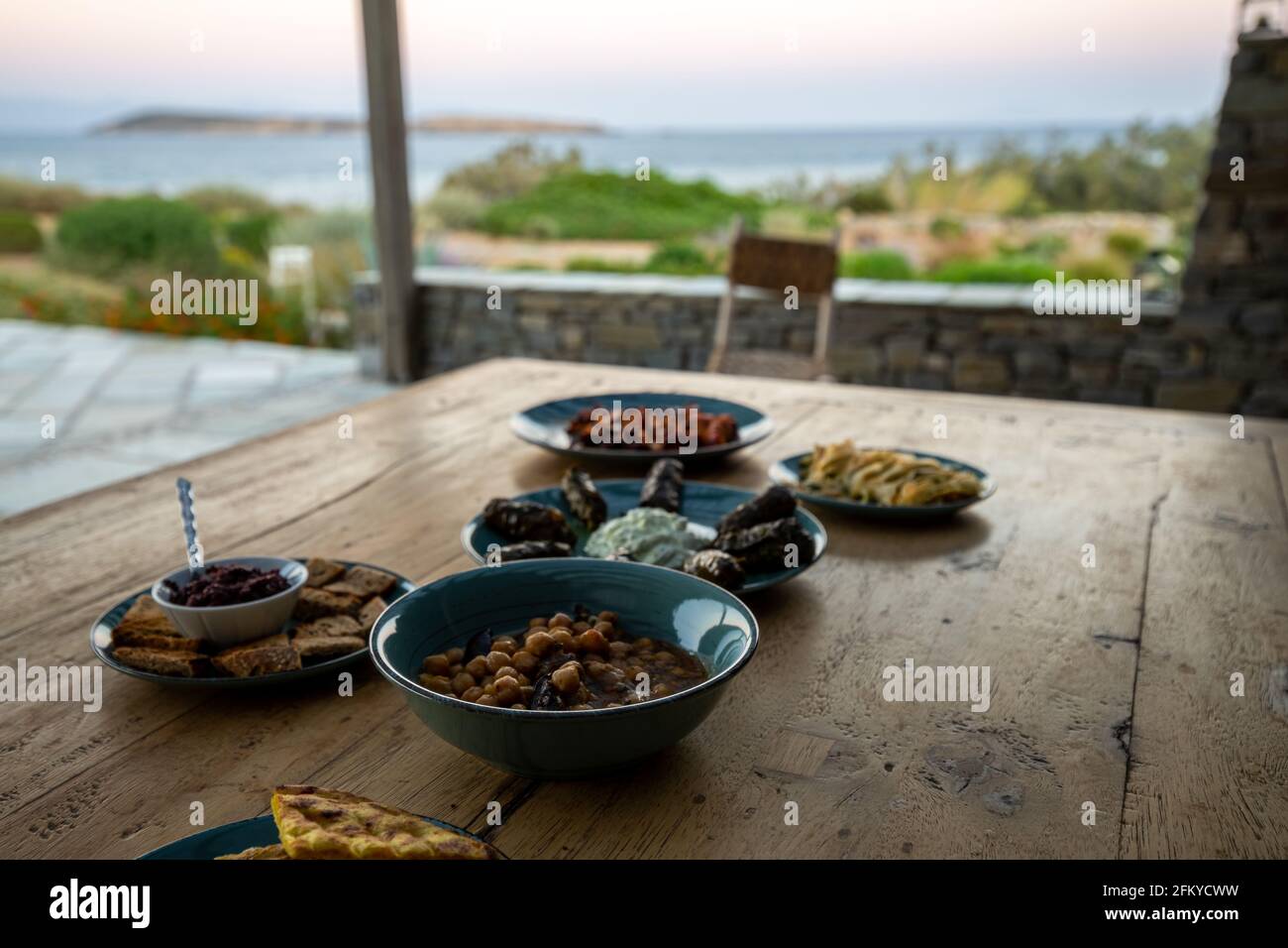 Griechisches Essen. Meze, Gyros, Souvlaki, Pita, griechischer Salat, Tsatziki, Kichererbsen-Salat und Gemüse. Traditionelle, verschiedene griechische Gerichte. Essen zum Teilen Stockfoto