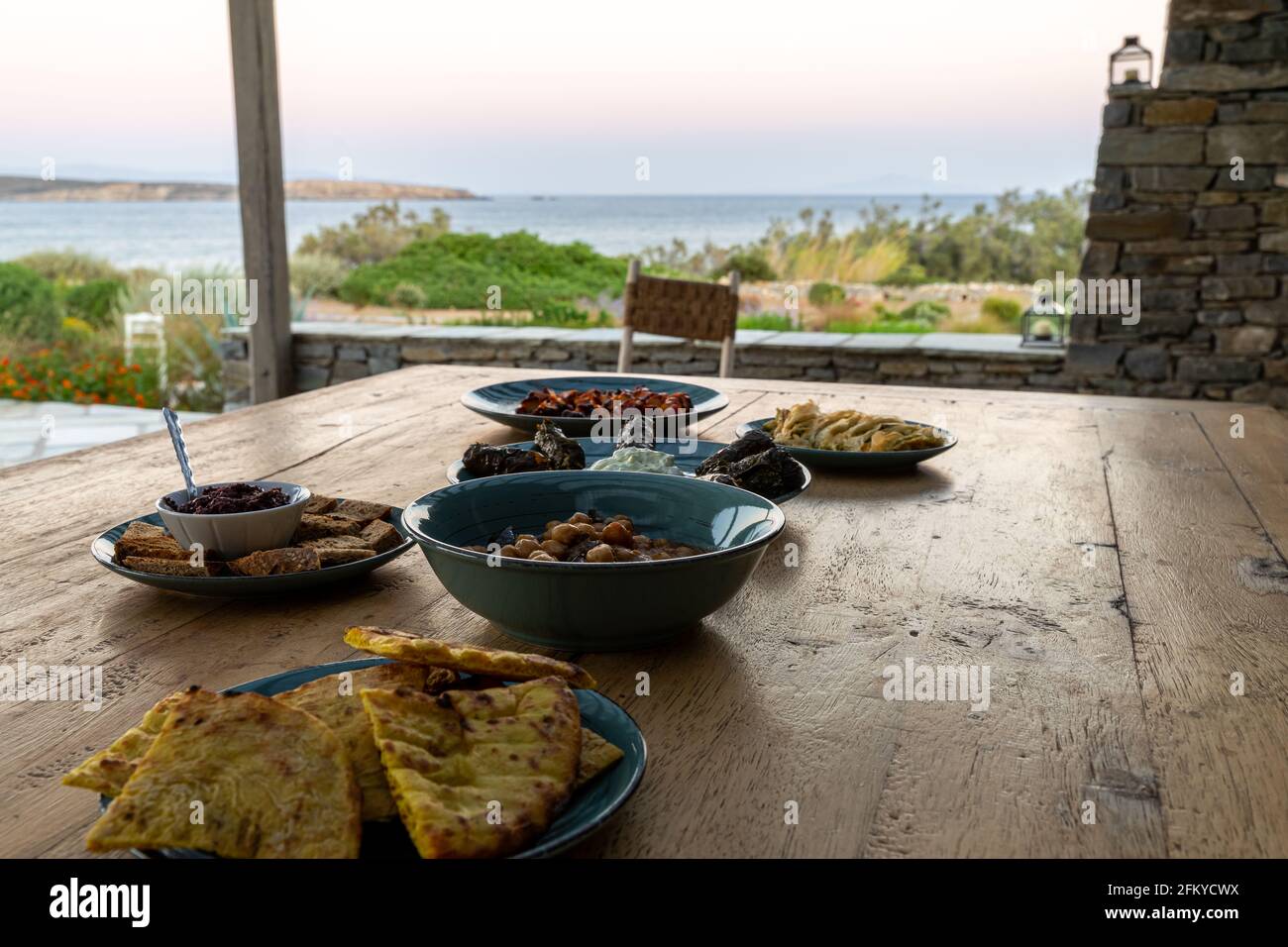 Griechisches Essen. Meze, Gyros, Souvlaki, Pita, griechischer Salat, Tsatziki, Kichererbsen-Salat und Gemüse. Traditionelle, verschiedene griechische Gerichte. Essen zum Teilen Stockfoto