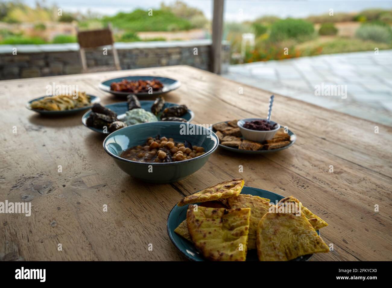 Griechisches Essen. Meze, Gyros, Souvlaki, Pita, griechischer Salat, Tsatziki, Kichererbsen-Salat und Gemüse. Traditionelle, verschiedene griechische Gerichte. Essen zum Teilen Stockfoto