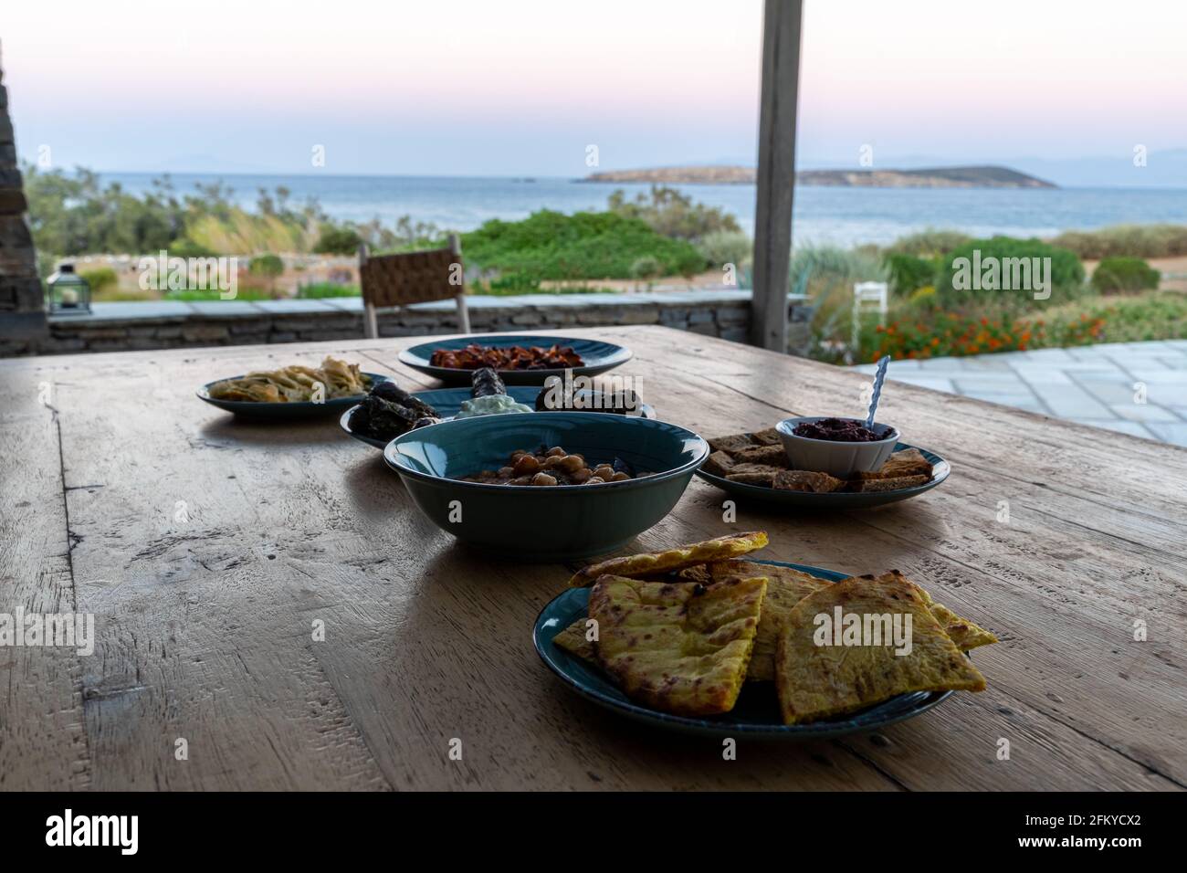 Griechisches Essen. Meze, Gyros, Souvlaki, Pita, griechischer Salat, Tsatziki, Kichererbsen-Salat und Gemüse. Traditionelle, verschiedene griechische Gerichte. Essen zum Teilen Stockfoto