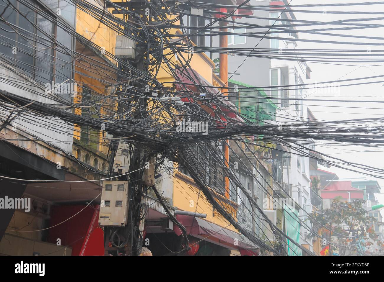 Eine schäbige Elektroinstallation stellt eine gefährliche Gefahr auf den Straßen der Stadt Hanoi, Vietnam, dar. Stockfoto
