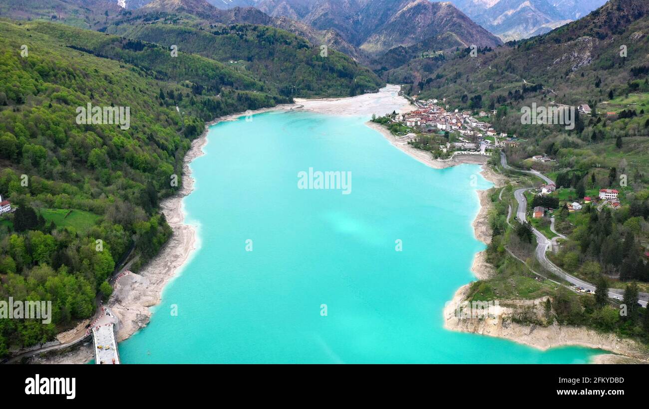 Barcis See in einer Panorama-Luftaufnahme von oben während Sonniger Tag im Valcellina-Pordenone, ein Ort, um die Dolomiten zu besuchen Stockfoto