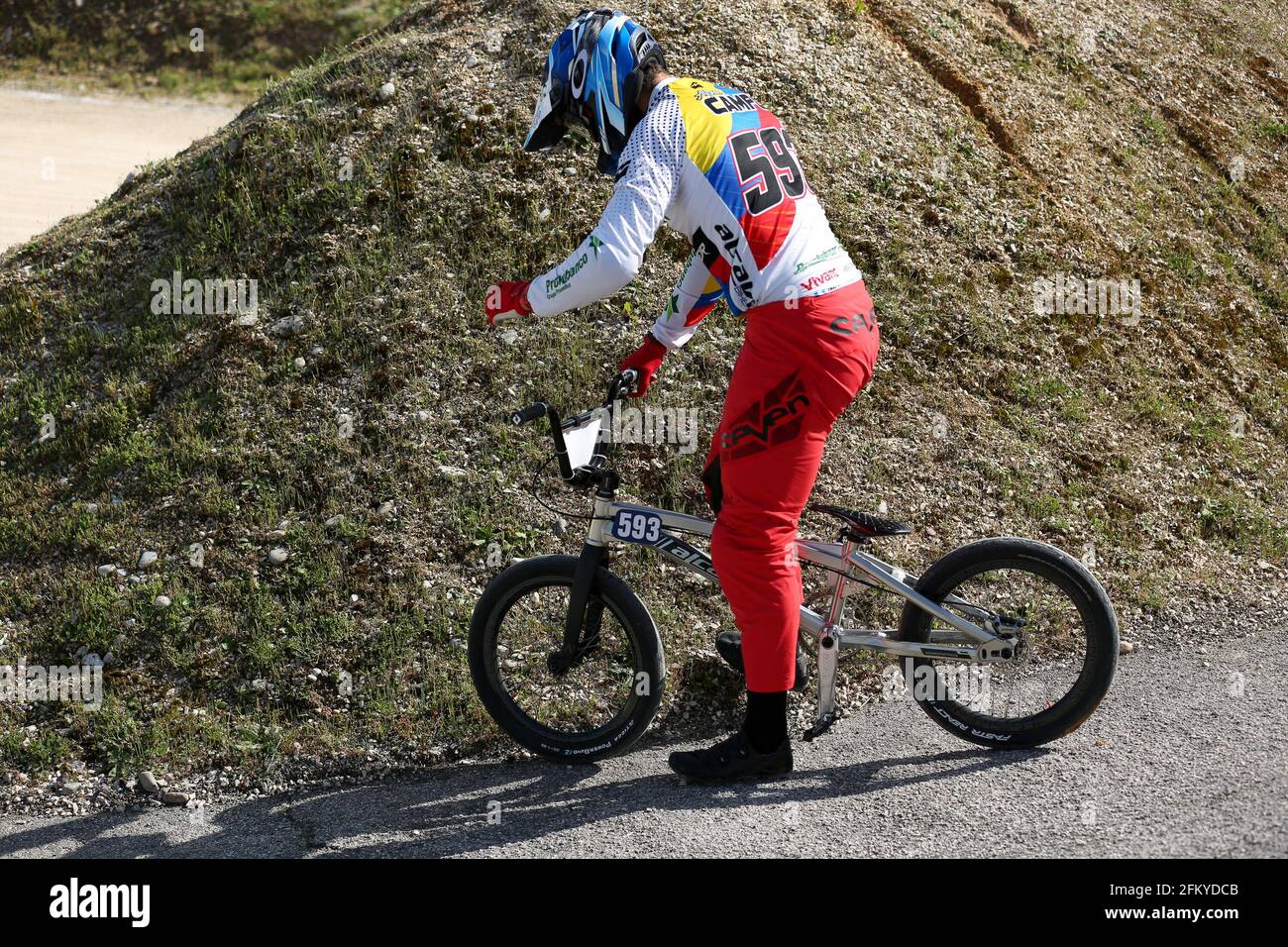 Verona, Italien. Mai 2021. Alfredo CAMPO aus Ecuador fällt in die BMX Racing Men Elite Runde 2 des UEC European Cup in der BMX Olympic Arena am 2. Mai 2021 in Verona, Italien Quelle: Mickael Chavet/Alamy Live News Stockfoto