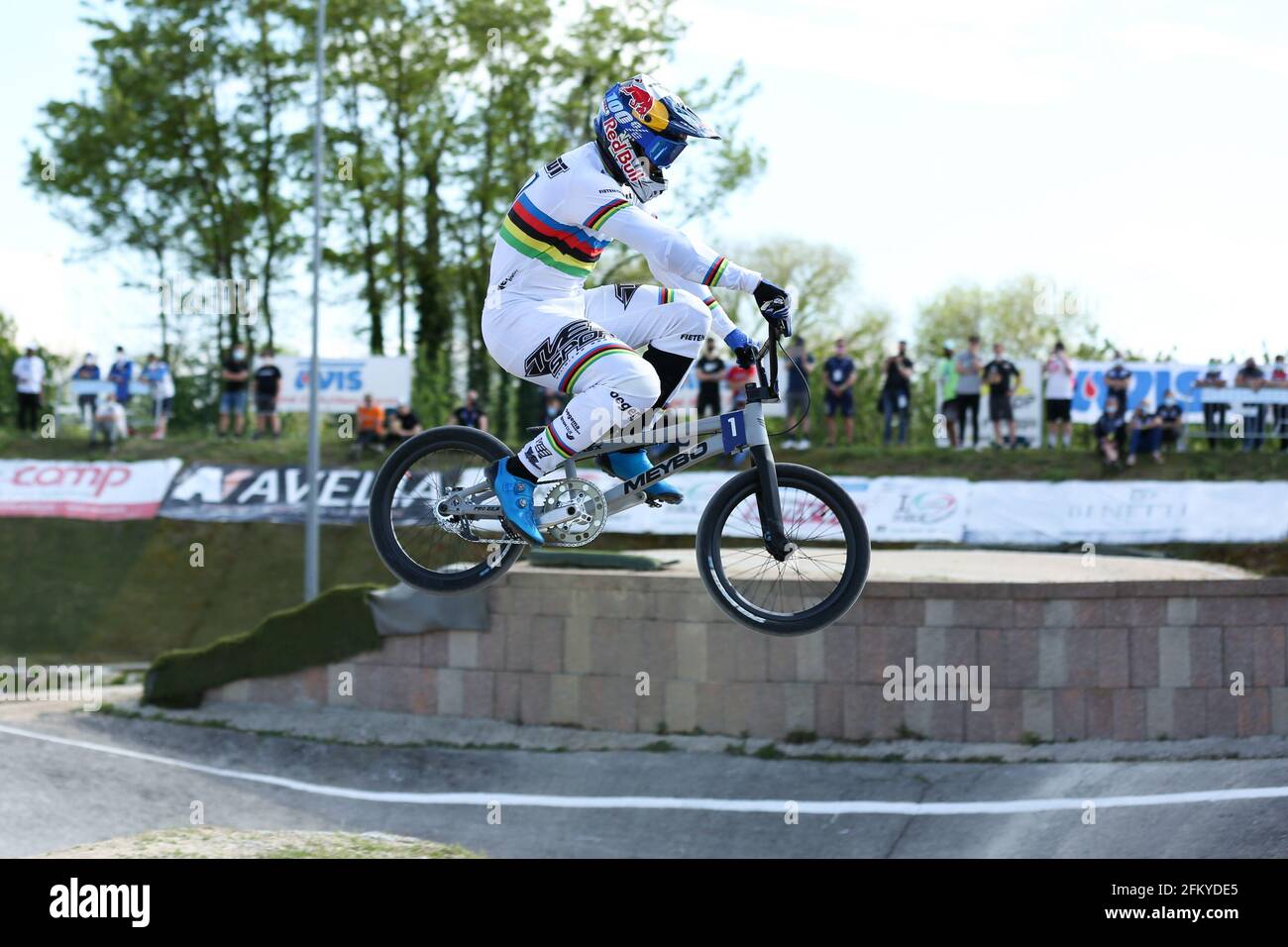 Verona, Italien. Mai 2021. Der amtierende Weltmeister Twan VAN GENDT aus den Niederlanden tritt am 2. Mai 2021 in Verona, Italien, beim BMX Racing Men Elite Round 2 des UEC European Cup in der BMX Olympic Arena an. Quelle: Mickael Chavet/Alamy Live News Stockfoto