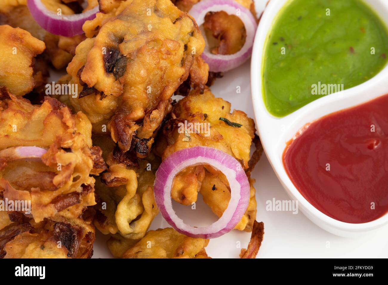 Deep Fried Crispy Indian Street Food Mit Verschiedenen Namen Wie Zwiebel Bhajji Pyaj Pakora Oder Pakore Pyaaaj Ke Pakode Oder Pakoda Kanda Bhaji Pyaaz Bajji Serv Stockfoto