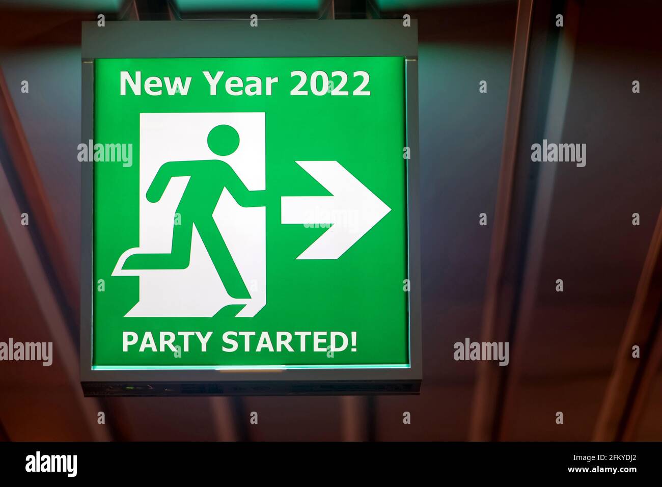 Das Notausgangsschild zeigt die Fluchtrichtung für Frohes neues Jahr. an Das Board weist auf das neue Jahr 2022 hin. Stockfoto
