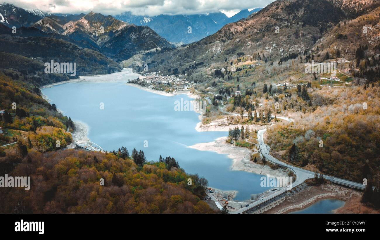 Barcis See in einer Panorama-Luftaufnahme von oben während Sonniger Tag im Valcellina-Pordenone, ein Ort, um die Dolomiten zu besuchen Stockfoto