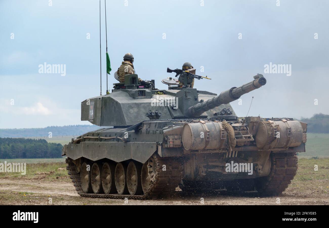 Nahaufnahme einer Hauptschlacht der British Army Challenger 2 Panzer in Aktion bei einer Demonstration der Feuerkraft auf Salisbury Einfaches Großbritannien Stockfoto