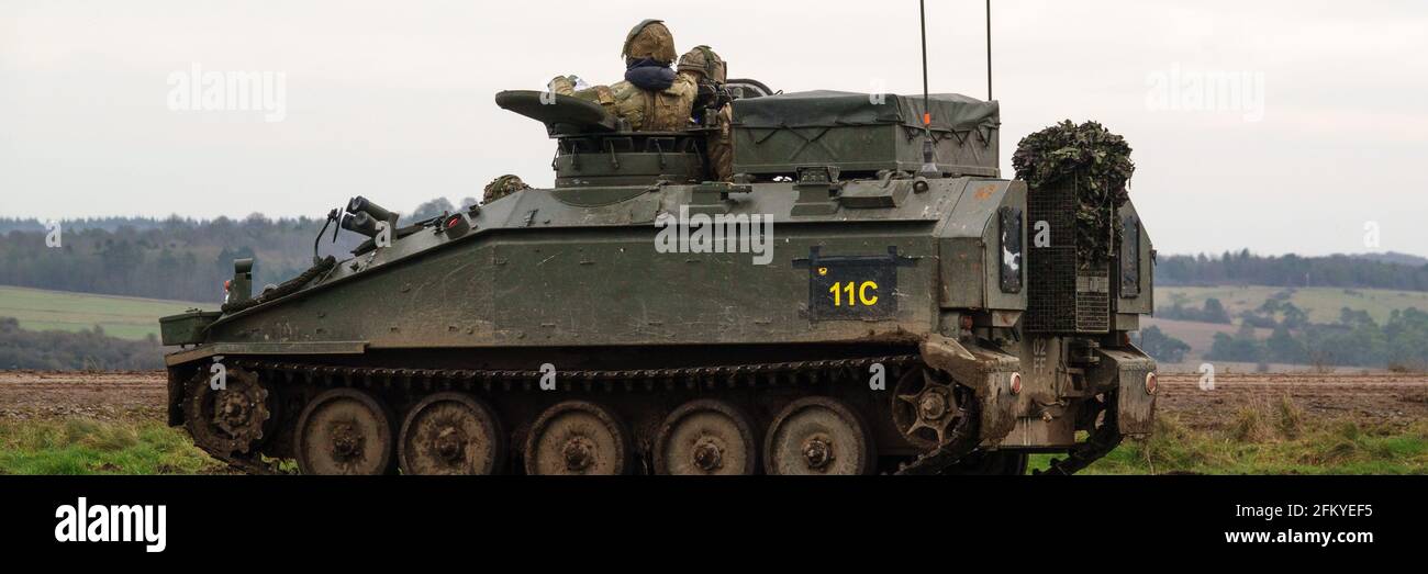 britische Armee FV103 Spartan leicht gepanzertes Fahrzeug in Aktion auf einer militärischen Übung Stockfoto