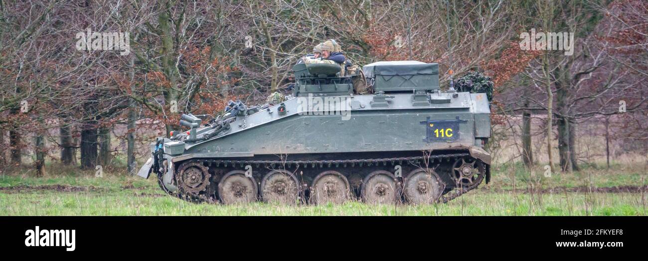 britische Armee FV103 Spartan leicht gepanzertes Fahrzeug in Aktion auf einer militärischen Übung Stockfoto