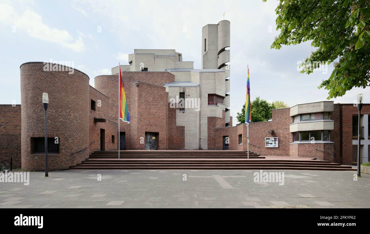 Katholische Kirche der Auferstehung Christi, moderne katholische Kirche in köln mit futuristischer Atmosphäre Stockfoto