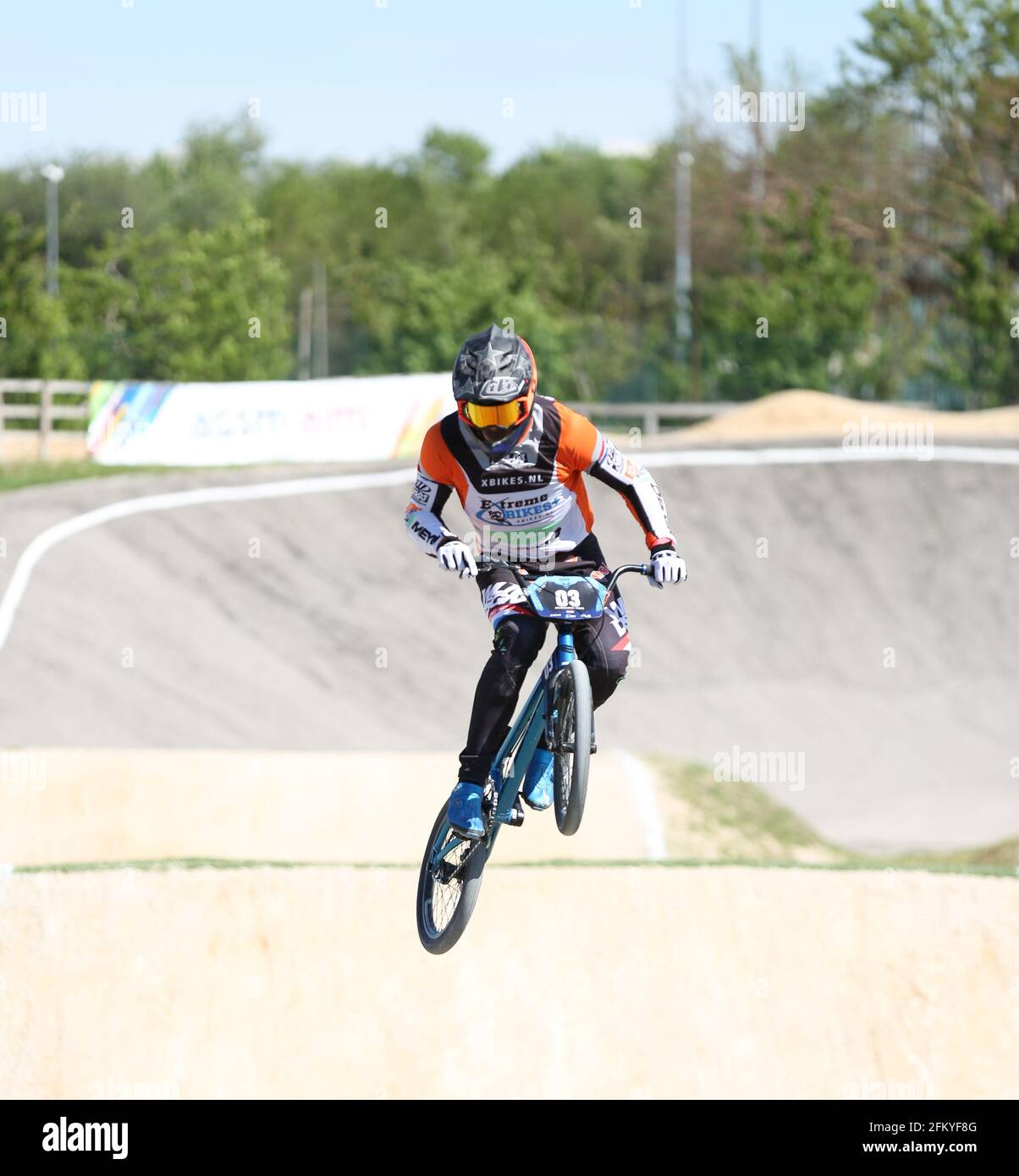 Verona, Italien. Mai 2021. Julian BIJSTERBosch aus den Niederlanden nimmt am 2. Mai 2021 in Verona, Italien, an der BMX Racing Men Junior Runde 2 des UEC European Cup in der BMX Olympic Arena Teil. Quelle: Mickael Chavet/Alamy Live News Stockfoto