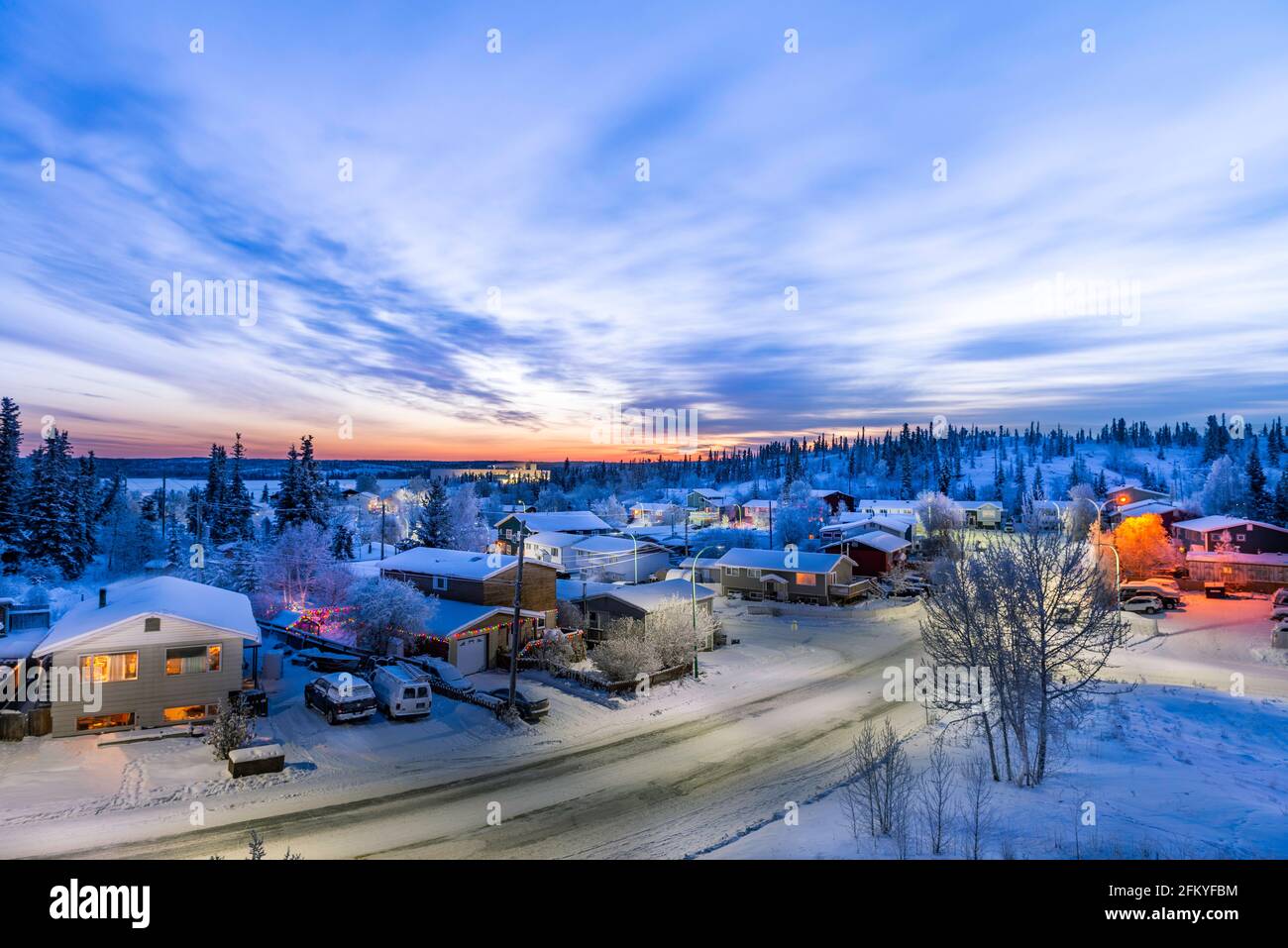 Yellowknife Northwest Territories kanada 2. Januar 2021: Sonnenaufgang über den Häusern in yellowknife mit Wolken Stockfoto
