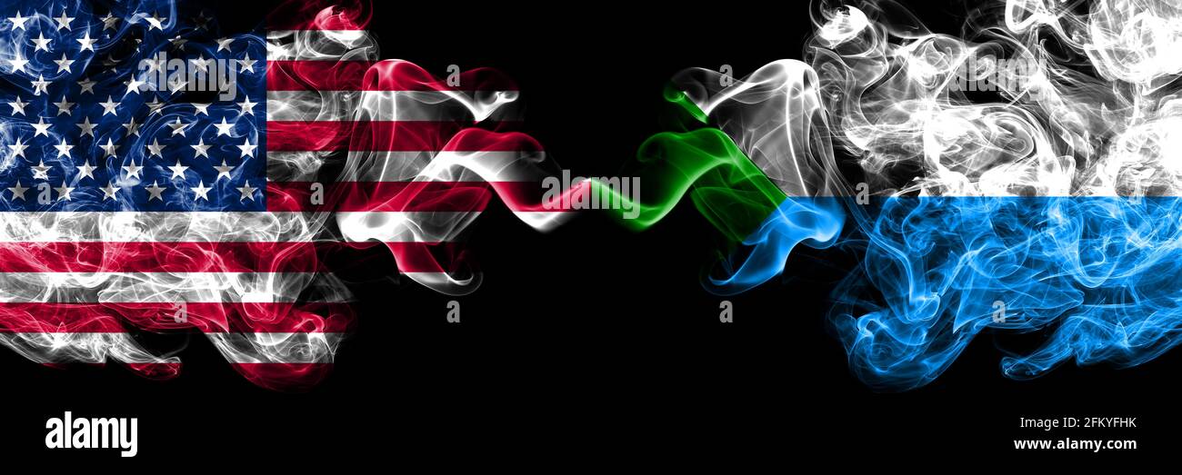 Vereinigte Staaten von Amerika, Amerika, USA, USA, USA vs. Russland, Russische, Khabarowsk Region rauchige mystische Flaggen nebeneinander platziert. Dick gefärbt seidig a Stockfoto