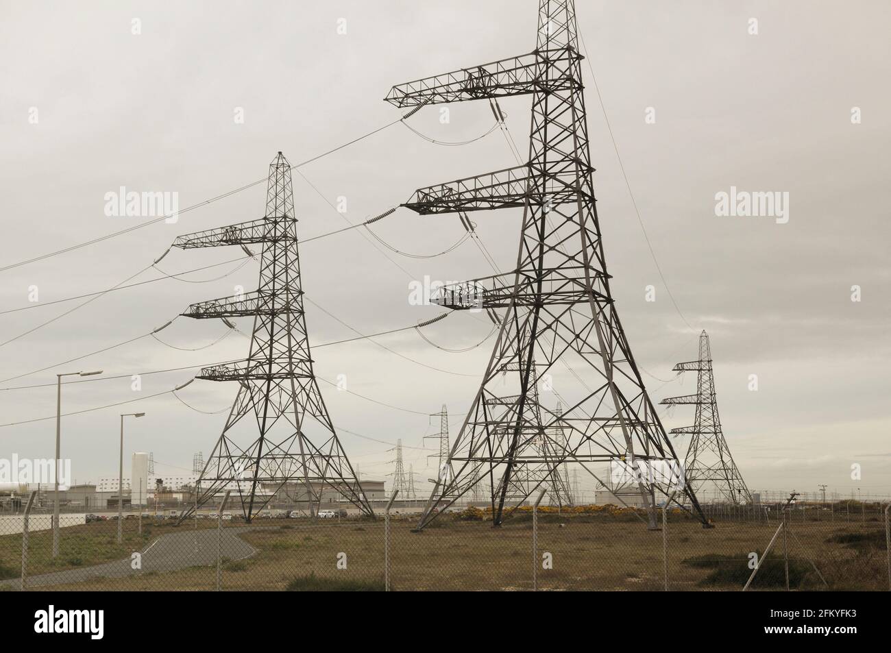 Strommasten in Dungeness, Kent, England, Großbritannien Stockfoto
