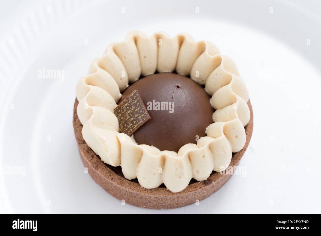 Patisserie valerie Schokoladenbombe auf weißem Hintergrund Stockfoto