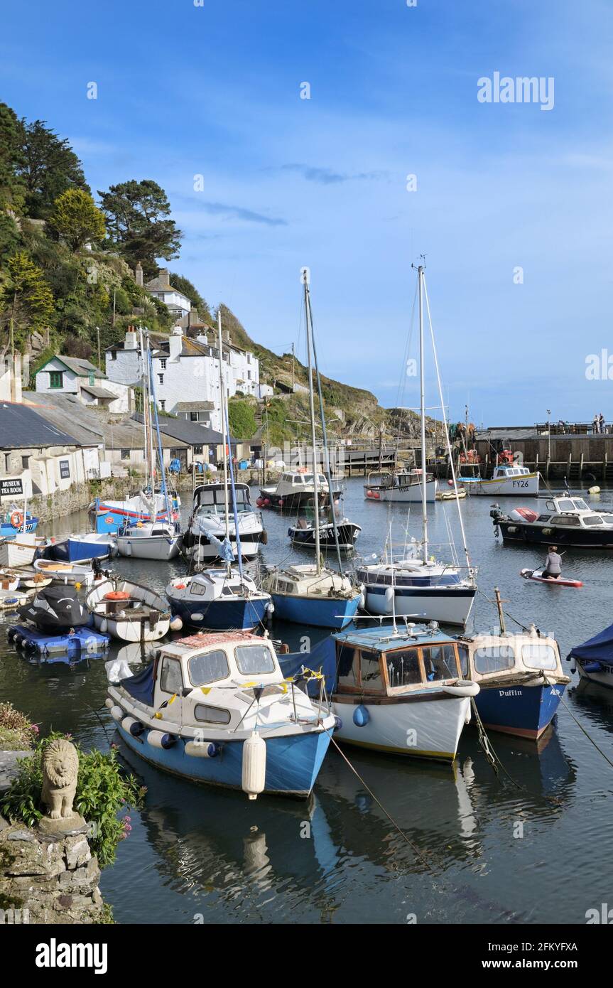 Boote in Polperro Hafen, Cornwall, England, UK Stockfoto