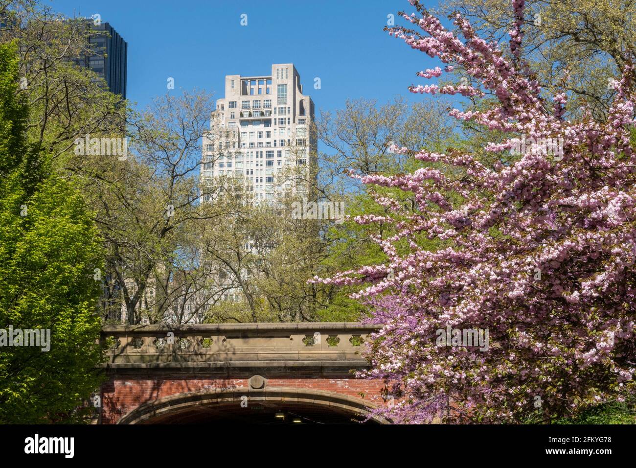 Century Apartments, 25 Central Park West, vom Driprock Arch im Central Park aus gesehen, New York, NY Stockfoto