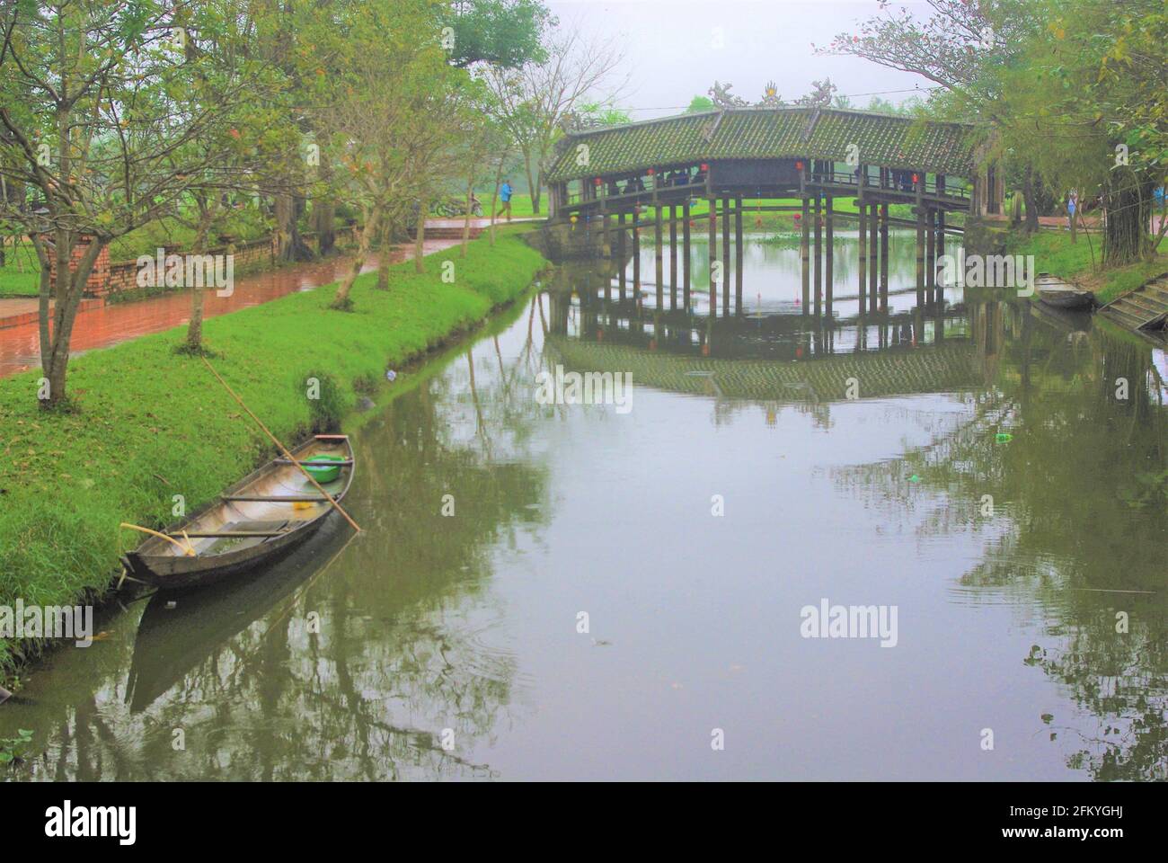 Reflektierte Ansicht der Thanh Toan überdachten Brücke, Phuoc Tich, nr. Hue, Vietnam, Asien Stockfoto