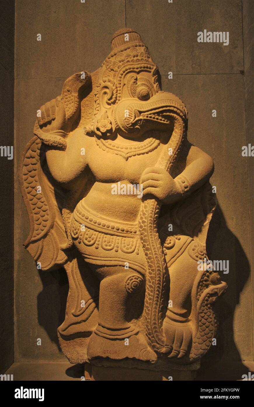 Skulptur von Garuda, die eine Schlange verschlingt, im Museum of Cham Sculpture, Da Nang, Vietnam, Asien Stockfoto