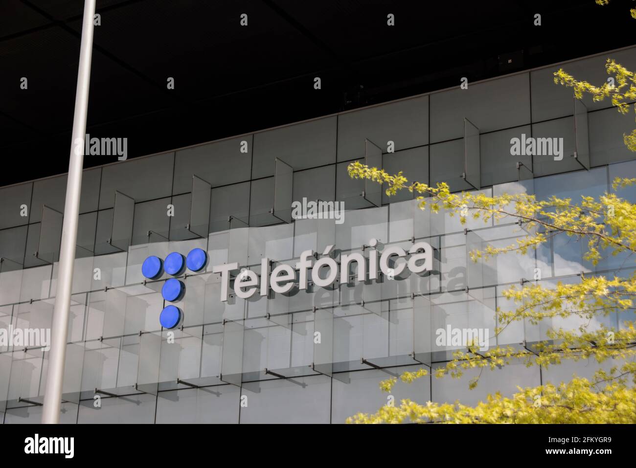 Das neue Logo von Telefónica, das am 23. April 2021 vorgestellt wurde, ist am Hauptsitz des Unternehmens (Ciudad de la Comunicación) in Madrid, Spanien, zu sehen. Stockfoto