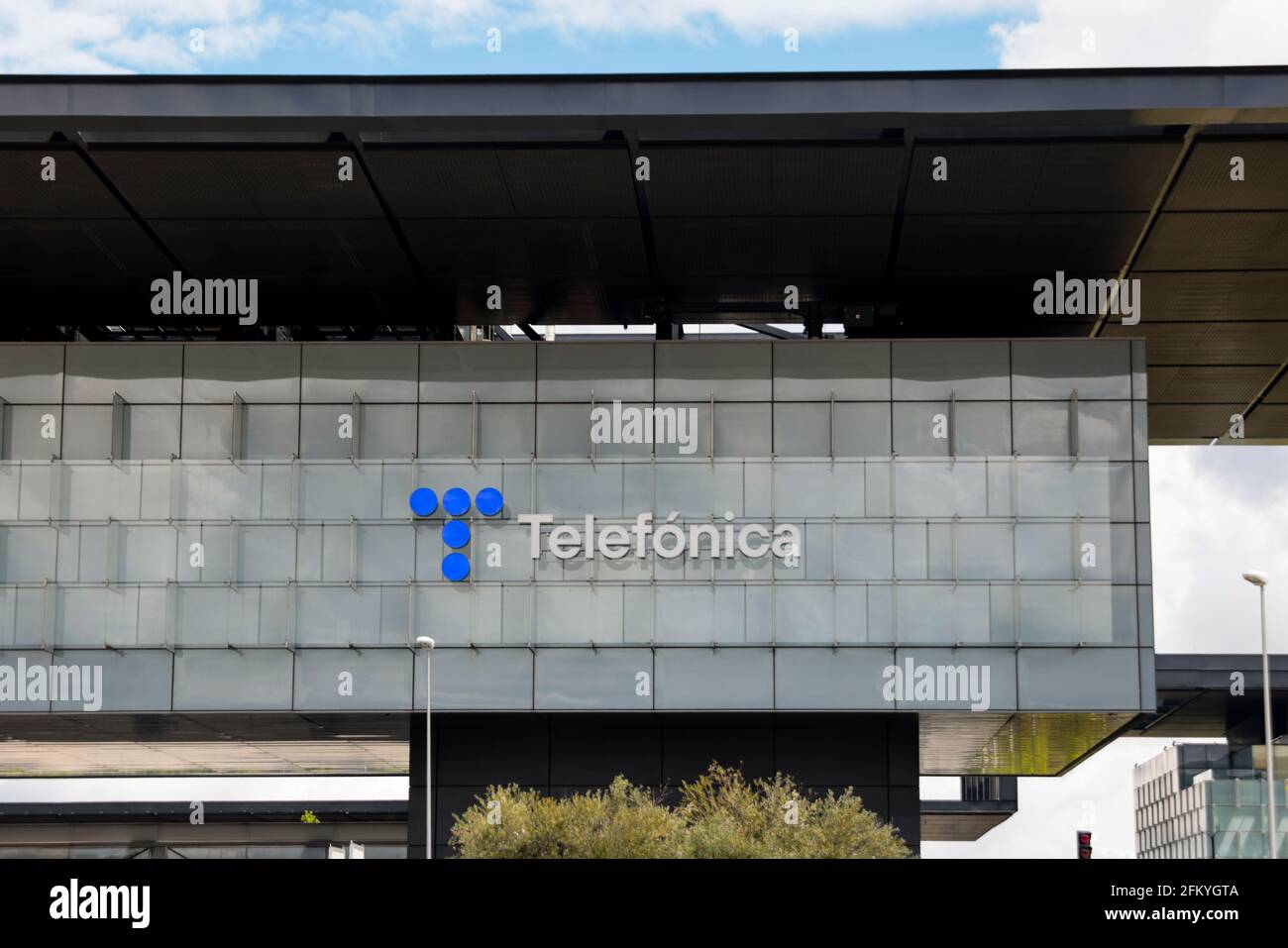 Das neue Logo von Telefónica, das am 23. April 2021 vorgestellt wurde, ist am Hauptsitz des Unternehmens (Ciudad de la Comunicación) in Madrid, Spanien, zu sehen. Stockfoto