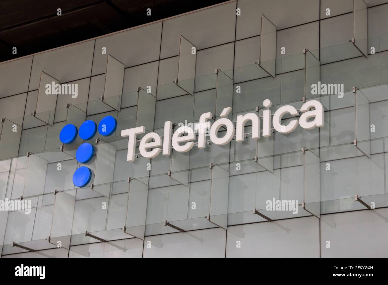 Das neue Logo von Telefónica, das am 23. April 2021 vorgestellt wurde, ist am Hauptsitz des Unternehmens (Ciudad de la Comunicación) in Madrid, Spanien, zu sehen. Stockfoto