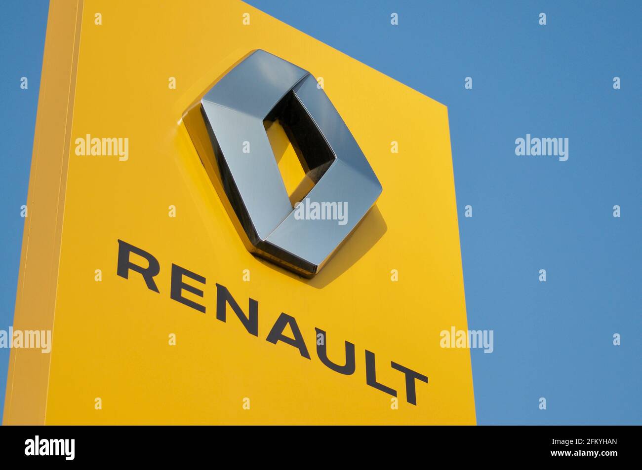 Manno, Tessin, Schweiz - 27. März 2021 : gelber Renault gegen blauen Himmel in der Schweiz. Renault ist ein französisches multinationales Automobilunternehmen Stockfoto