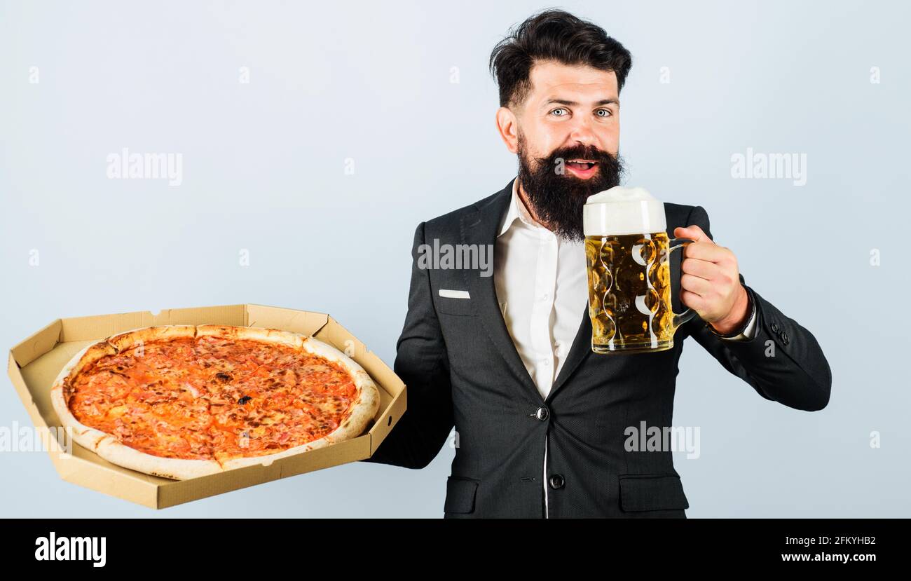 Pizzazeit. Italienisches Essen. Lächelnder Mann mit köstlicher Pizza und kaltem Bier. Fast Food. Restaurant oder Pizzeria. Stockfoto