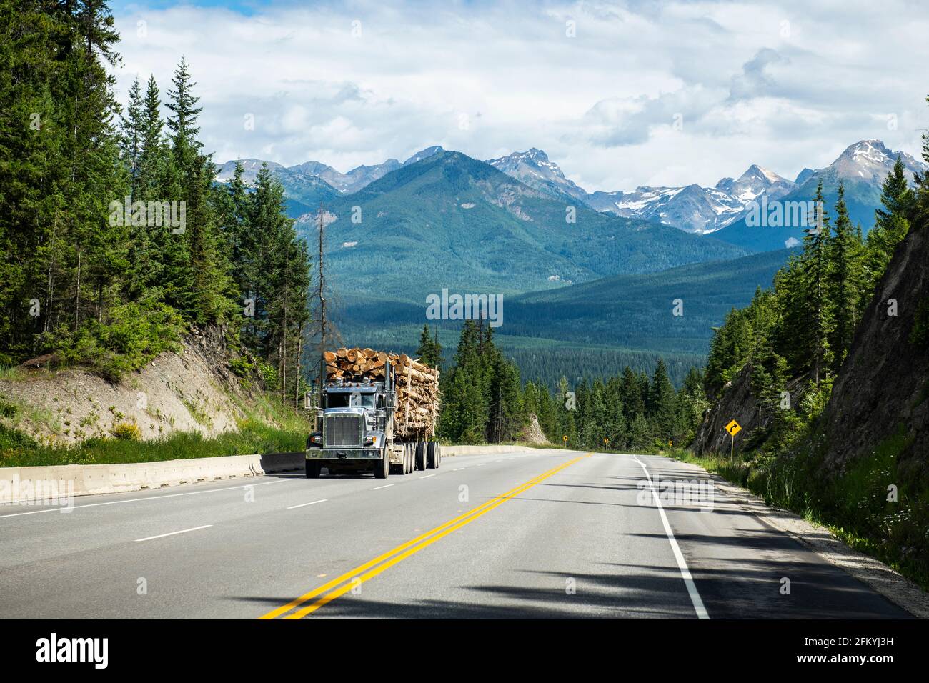 Holztruck auf der Bergautobahn in British Columbia Stockfoto