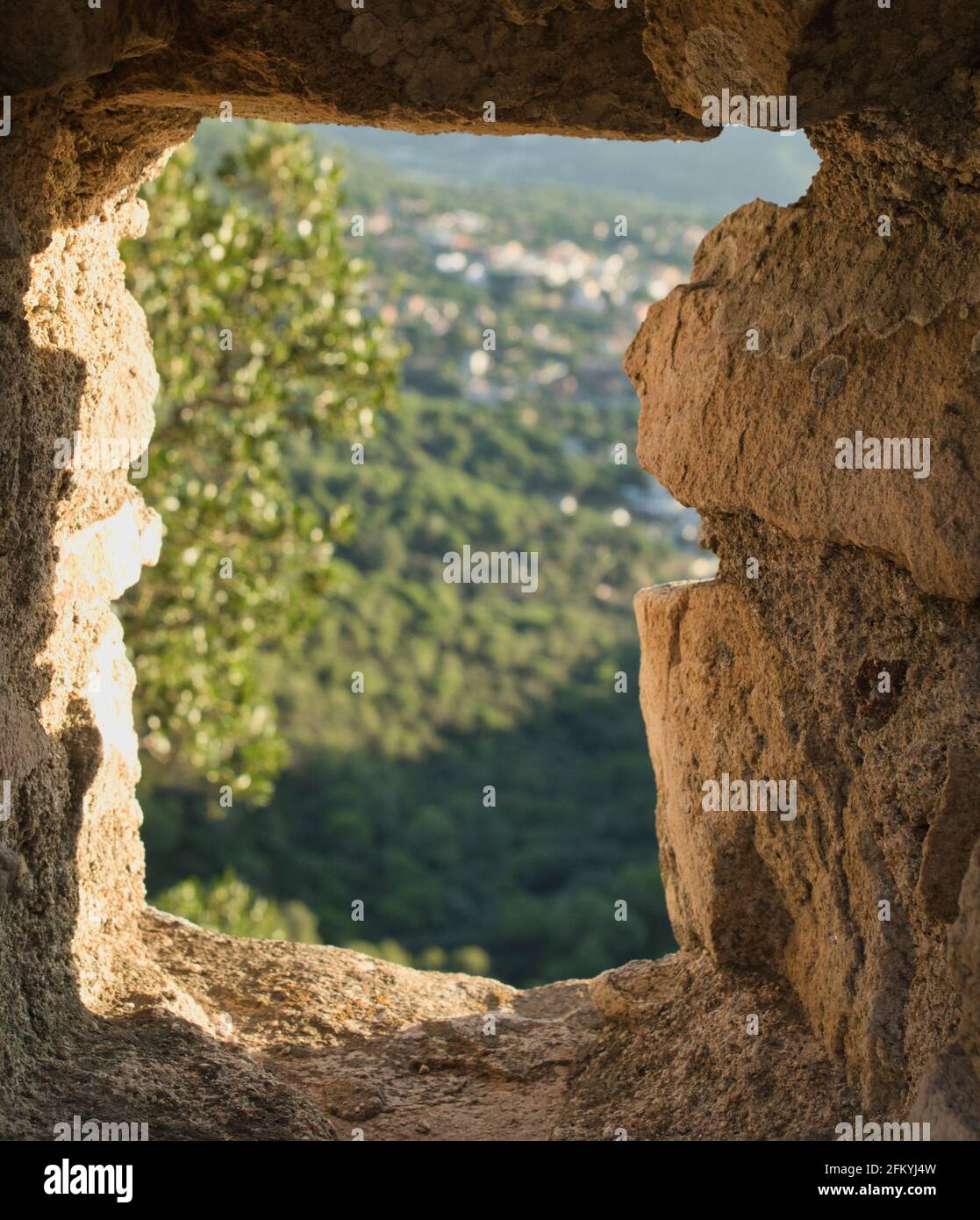 Ein Tal von oben gesehen durch ein Loch in der Stein Stockfoto