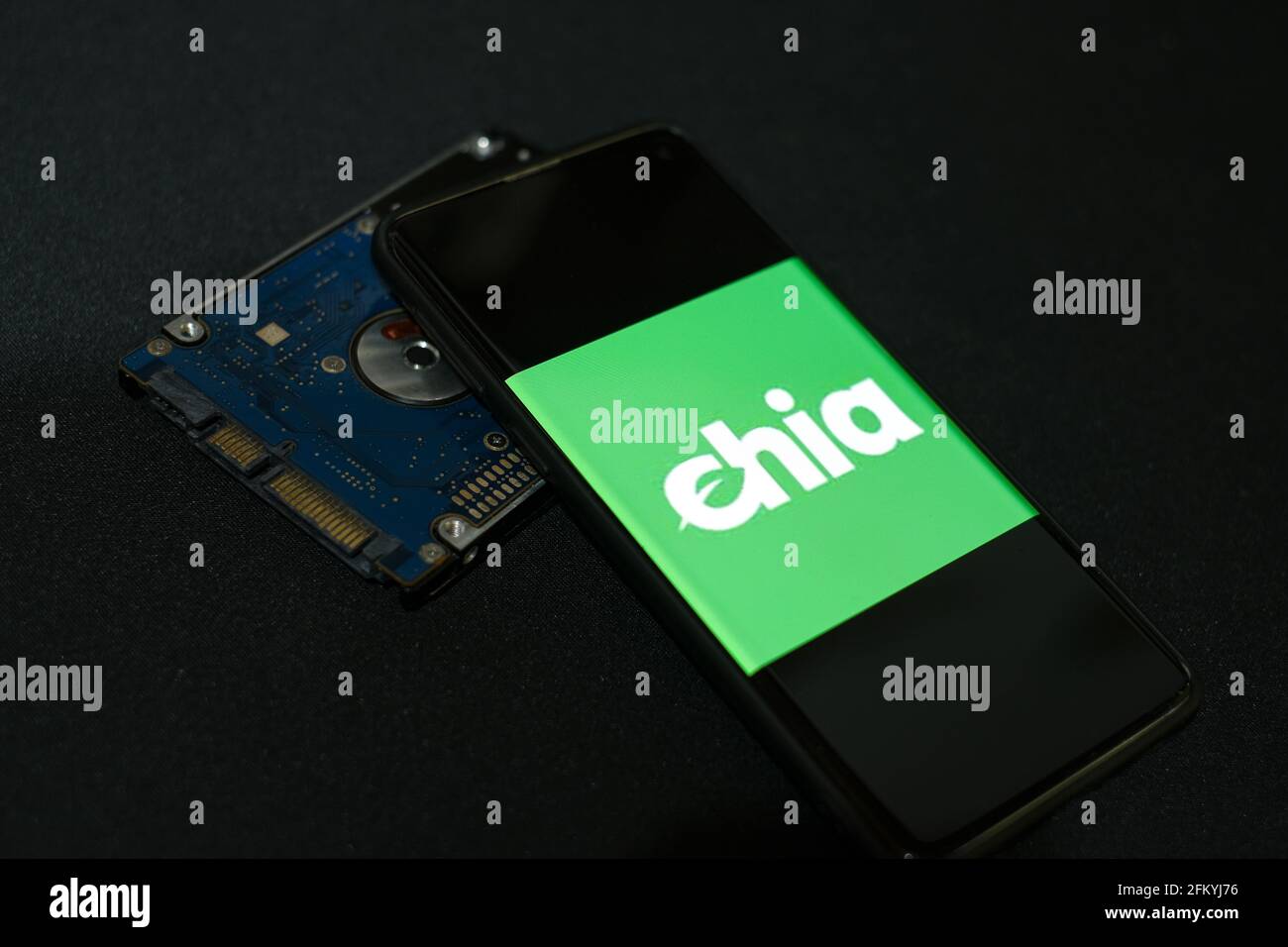 Neue grüne Krypto-Währung Chia auf einem Smartphone, hhd-Speichermünze Bergbauwirtschaft Stockfoto