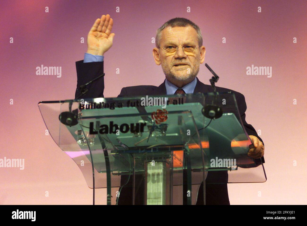 Ivica Racan P.M. von Kroatien auf der Bühne während der Rede auf der Labour Party Konferenz 2000 in Brighton Stockfoto