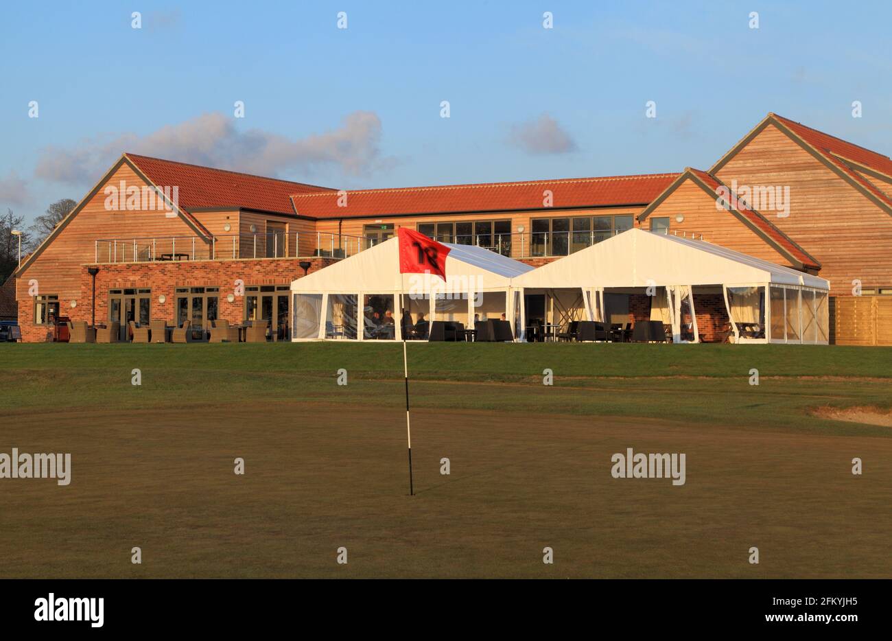 Heacham Manor Hotel, Golfplatz, Clubhaus, Terrasse, Pavillon, 18. Grün, Norfolk, England Stockfoto