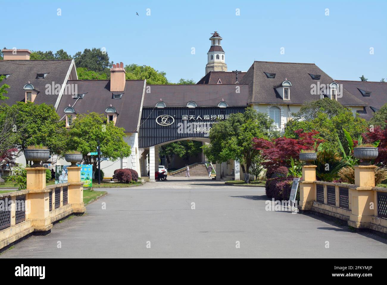 Gebäude, das wie eine französische Stadt im Tiandu Park, Hangzhou, China, aussieht. Das gesamte Gebiet von Tianducheng ist eine Kopie der französischen Architektur. Mai 2021 Stockfoto