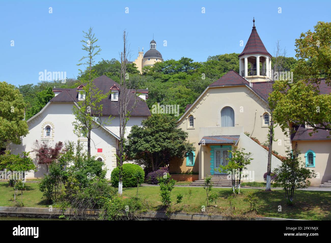 Gebäude, das wie eine französische Stadt im Tiandu Park, Hangzhou, China, aussieht. Das gesamte Gebiet von Tianducheng ist eine Kopie der französischen Architektur. Mai 2021 Stockfoto