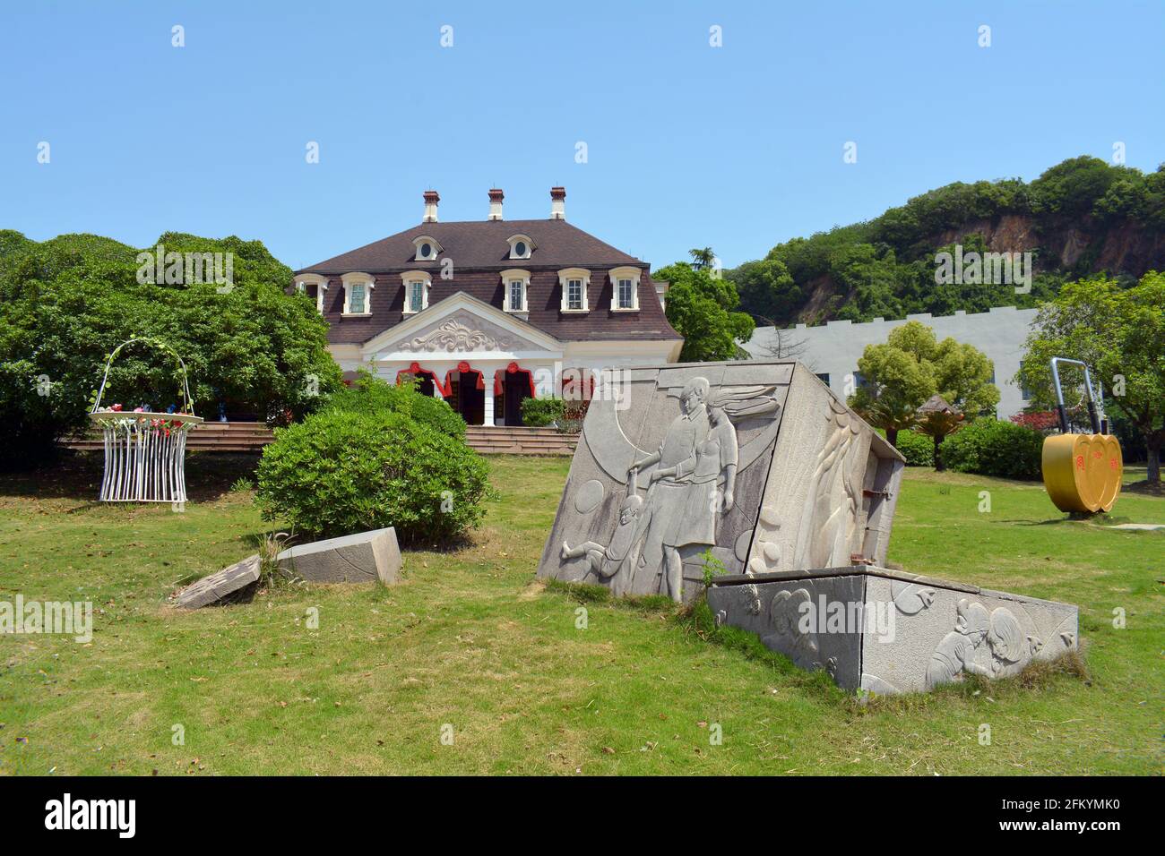 Gebäude im französischen Stil mit Requisiten, die von Hochzeitsfotografen im Tiandu Park verwendet werden. Das gesamte Gebiet von Tianducheng ist eine Kopie französischer Gebäude. Stockfoto
