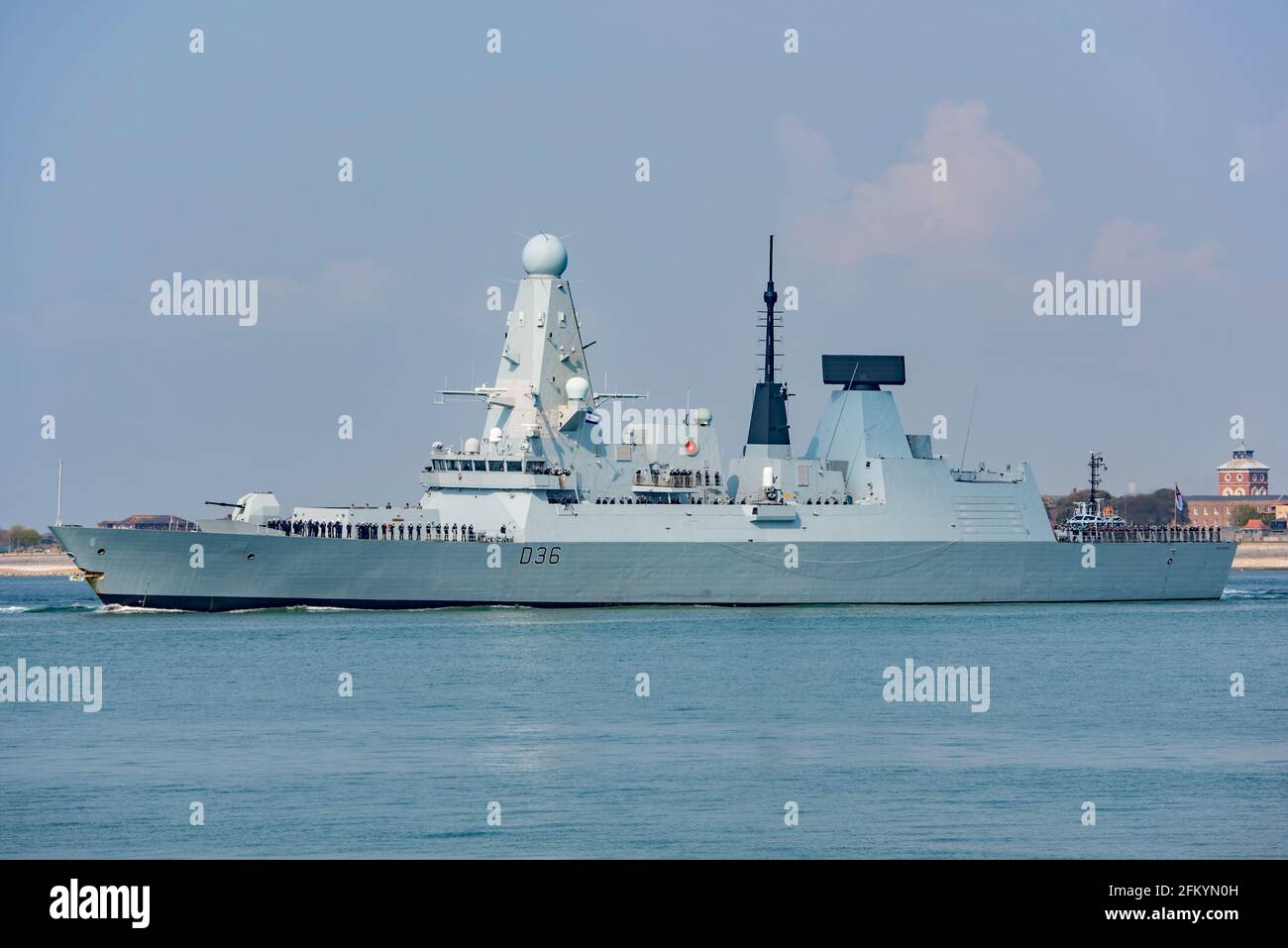 Der Zerstörer HMS Defender der Royal Navy Typ 45 verließ Portsmouth, Großbritannien, am 5/2021 als Teil der britischen Carrier Strike Group, die in den Indo-Pazifik-Raum eindranging. Stockfoto