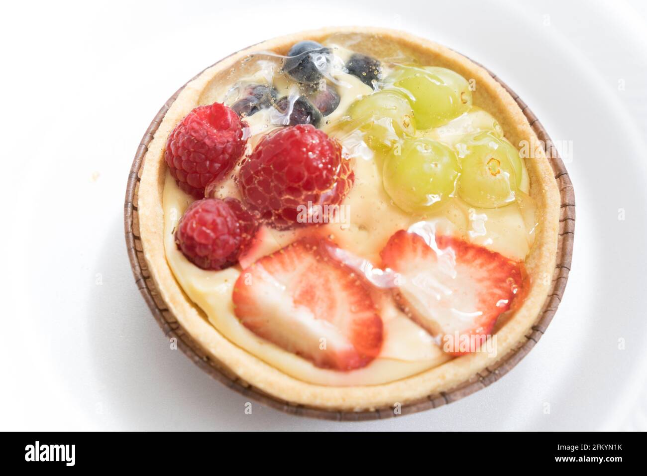 Frische Obsttarte auf weißem Hintergrund, Essen, Snack, Dessert Stockfoto