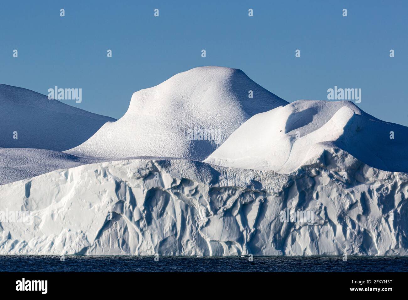 Massive Eisberge kalbten vom Jakobshavn Isbræ-Gletscher, UNESCO-Weltkulturerbe, Ilulissat, Grönland. Stockfoto