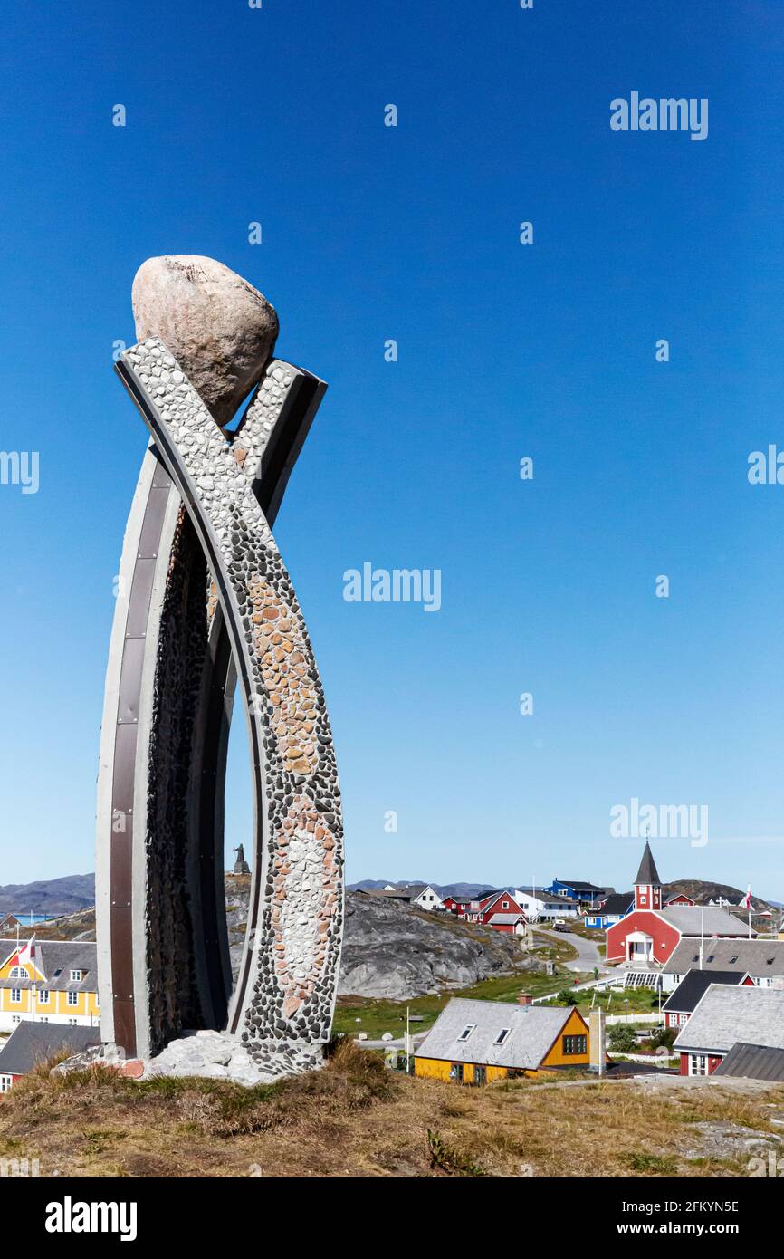 Inussuk Skulptur von Niels Motfeldt. Nuuk (Godthab) ist die Hauptstadt und die größte Stadt Grönlands an der Südwestküste. Stockfoto