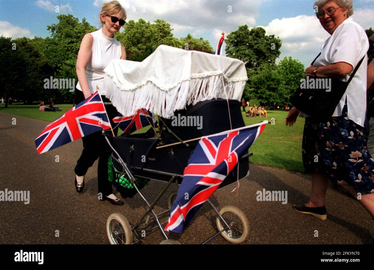 Mutter und Kind verlassen die Geburtstagsfeier der Königin. Im St. James' Park. Stockfoto