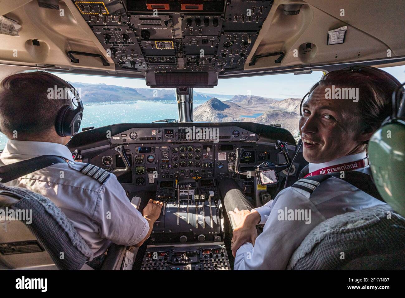 Vom Cockpit aus über Nuuk oder Godthåb, der Hauptstadt und größten Stadt Grönlands, fliegen. Stockfoto