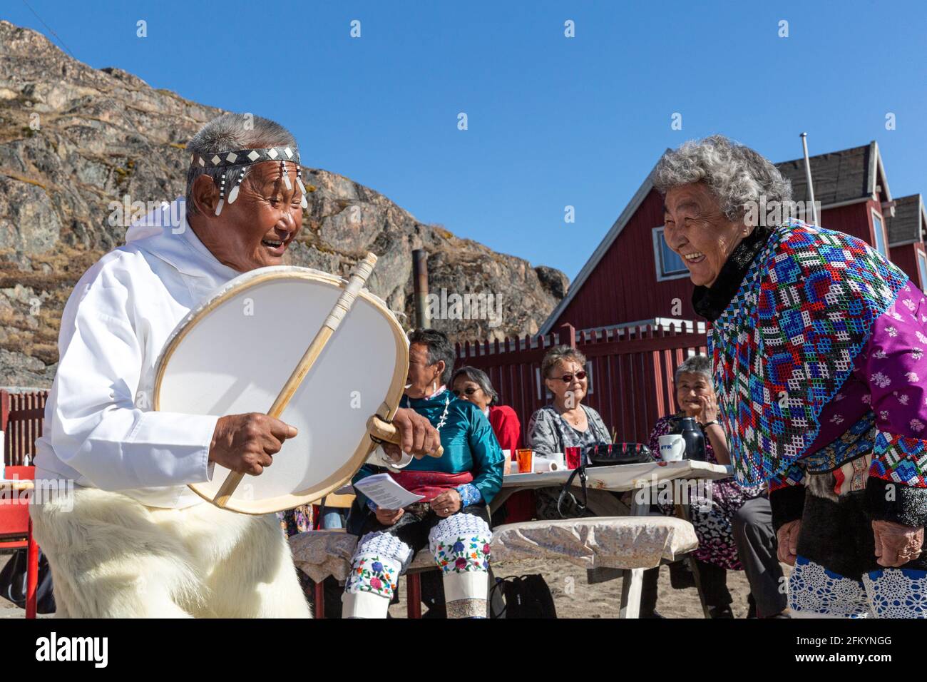 Traditioneller Tanz, der von den Inuit-Ältesten in voller Regalia in Sisimiut, Holsteinsborg, Grönland, aufgeführt wird. Stockfoto