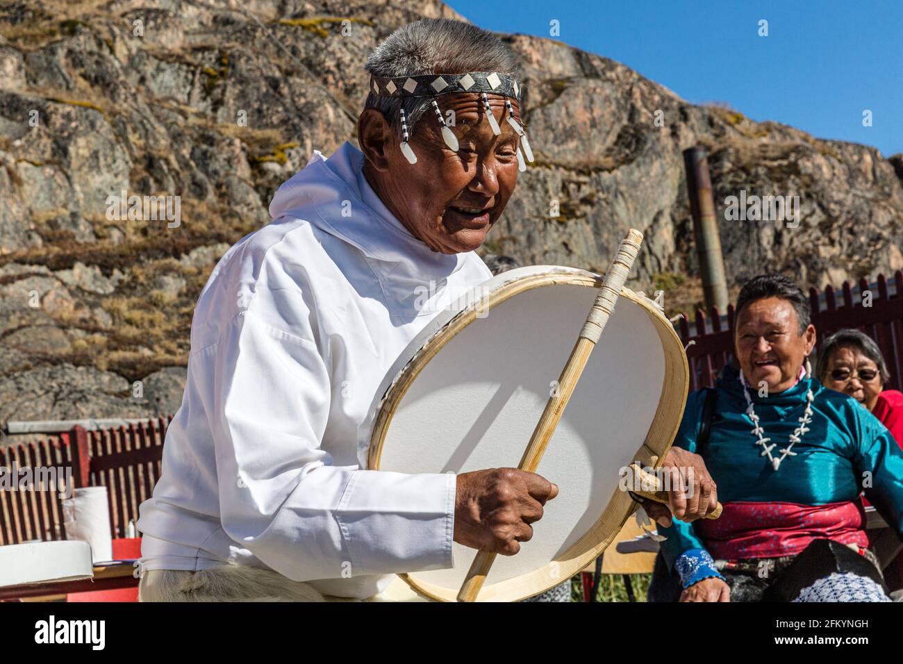 Traditioneller Tanz, der von den Inuit-Ältesten in voller Regalia in Sisimiut, Holsteinsborg, Grönland, aufgeführt wird. Stockfoto