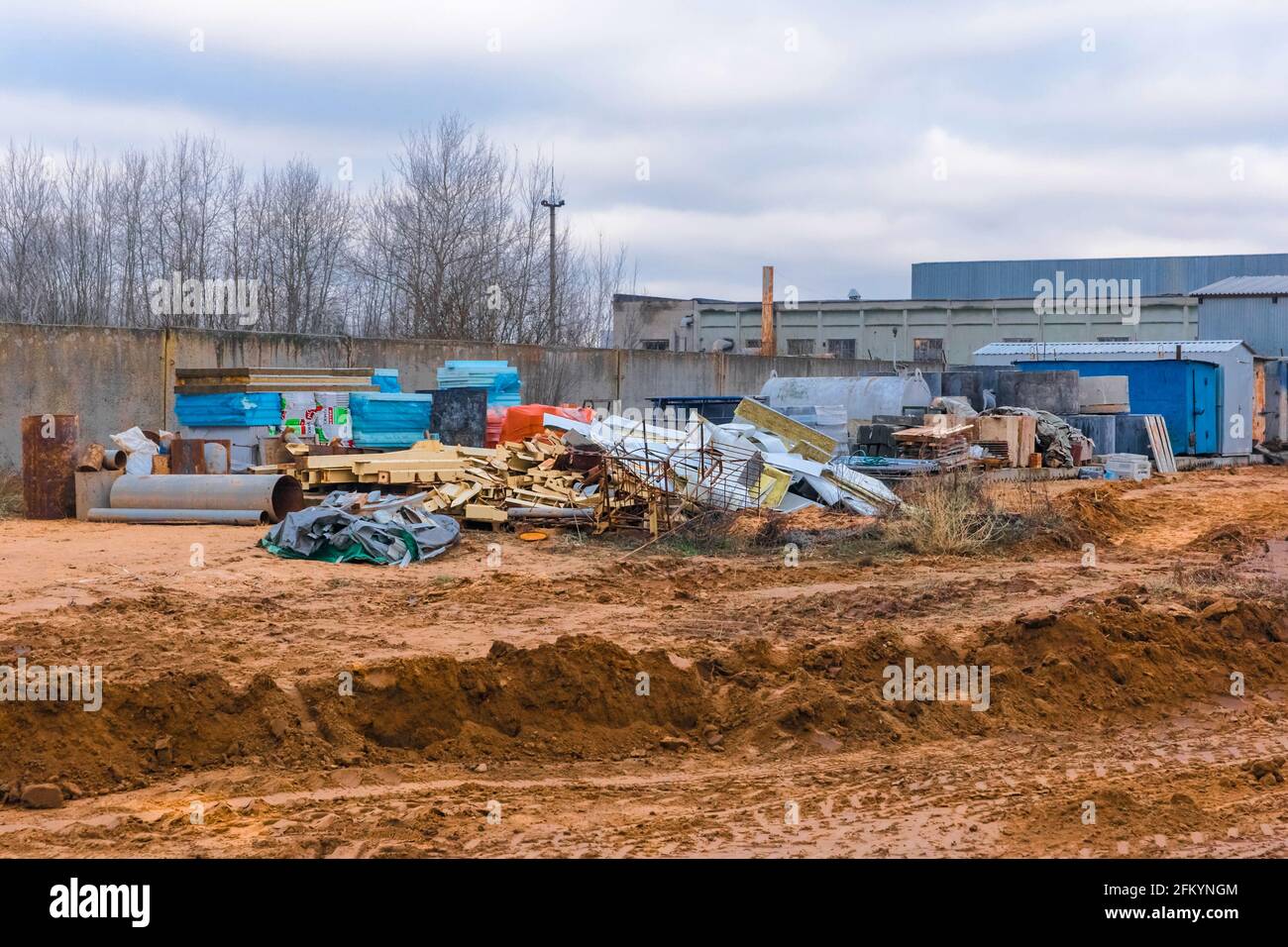 Weißrussland, Region Minsk - 11. Dezember 2019: Lagerung eines Stapels verschiedener Industrieabfälle und Abfälle im offenen Bereich der Baustelle. Stockfoto