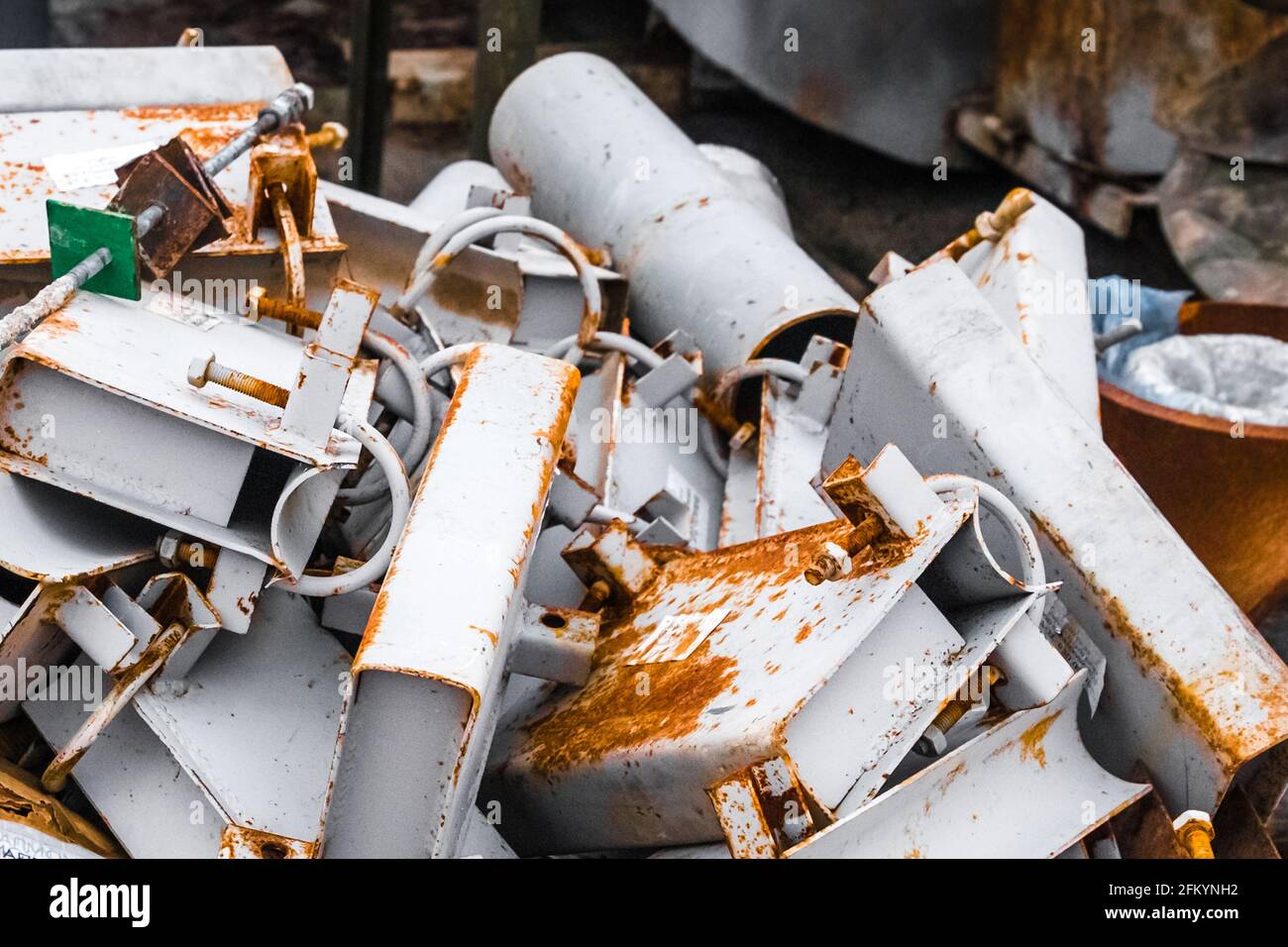 Lagerung eines Stapels verschiedener Industrieabfälle und Abfälle im offenen Bereich der Baustelle. Stockfoto