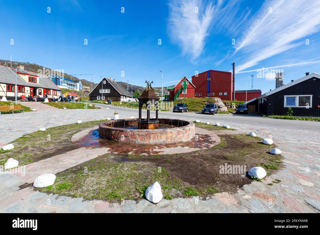 Mindebrønden-Brunnen im kleinen grönländischen Dorf Qaqortoq, ehemals Julianehåb, im Süden Grönlands. Stockfoto