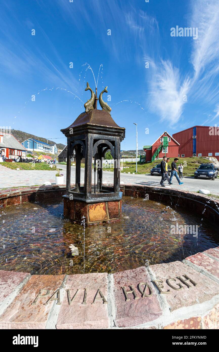 Mindebrønden-Brunnen im kleinen grönländischen Dorf Qaqortoq, ehemals Julianehåb, im Süden Grönlands. Stockfoto